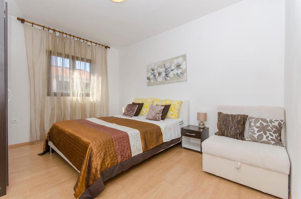 Apartments Derado Supetar Exterior photo